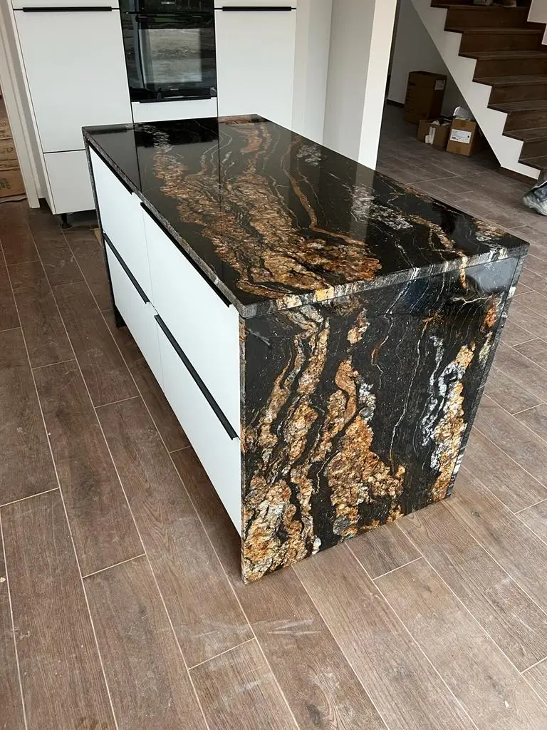 Küchenarbeitsplatte in Magma Black Gold