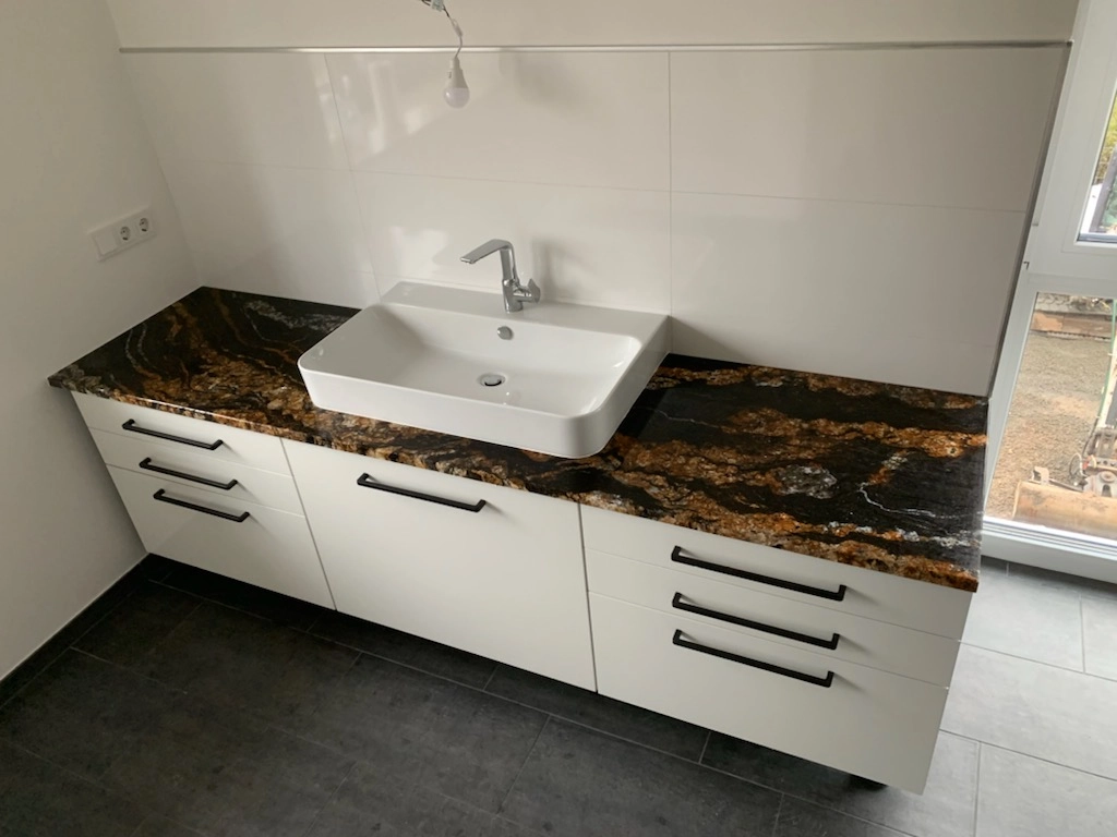 Waschtisch_Magma_Black_Gold