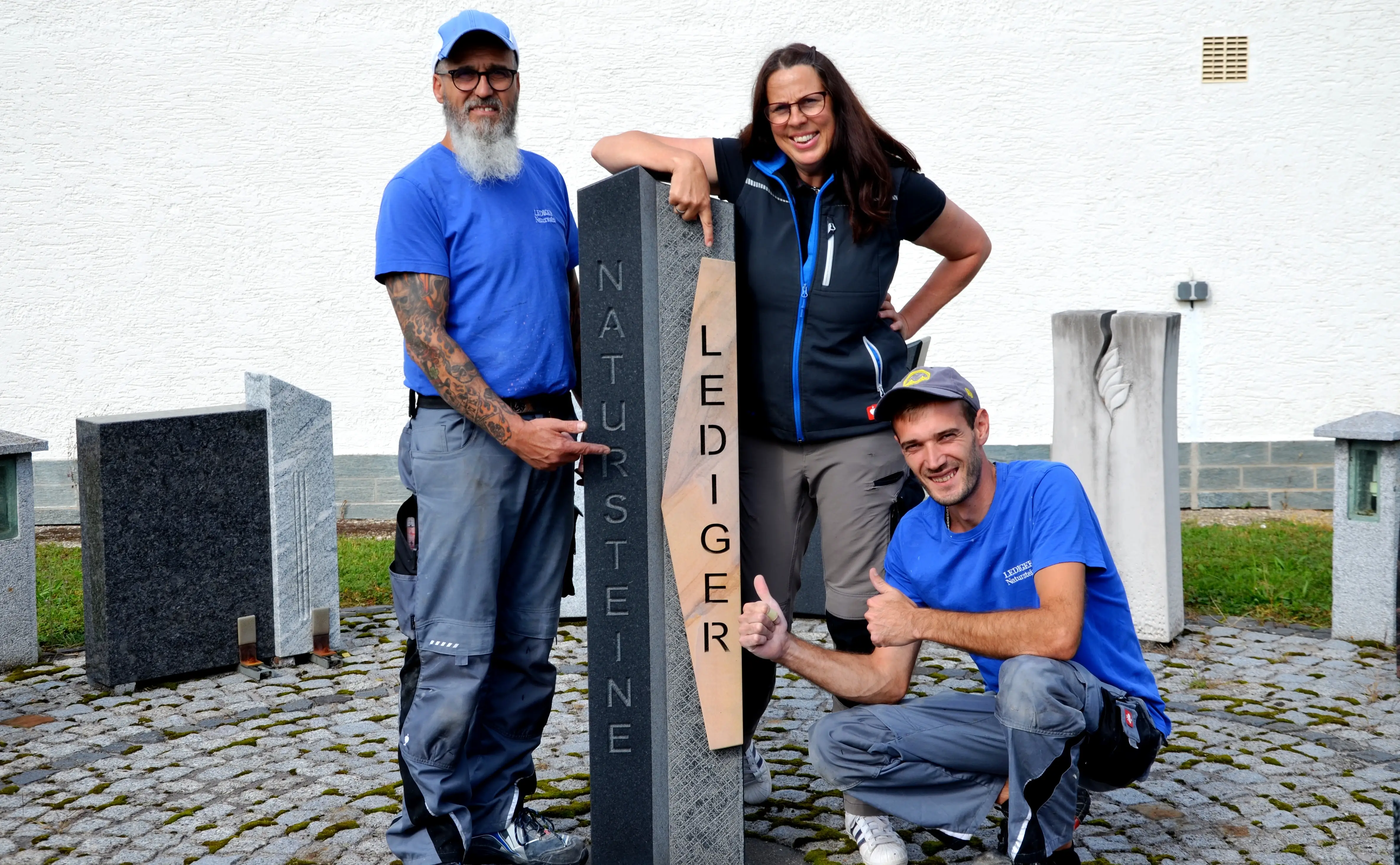 Handwerkliche Bearbeitung einer Natursteinplatte