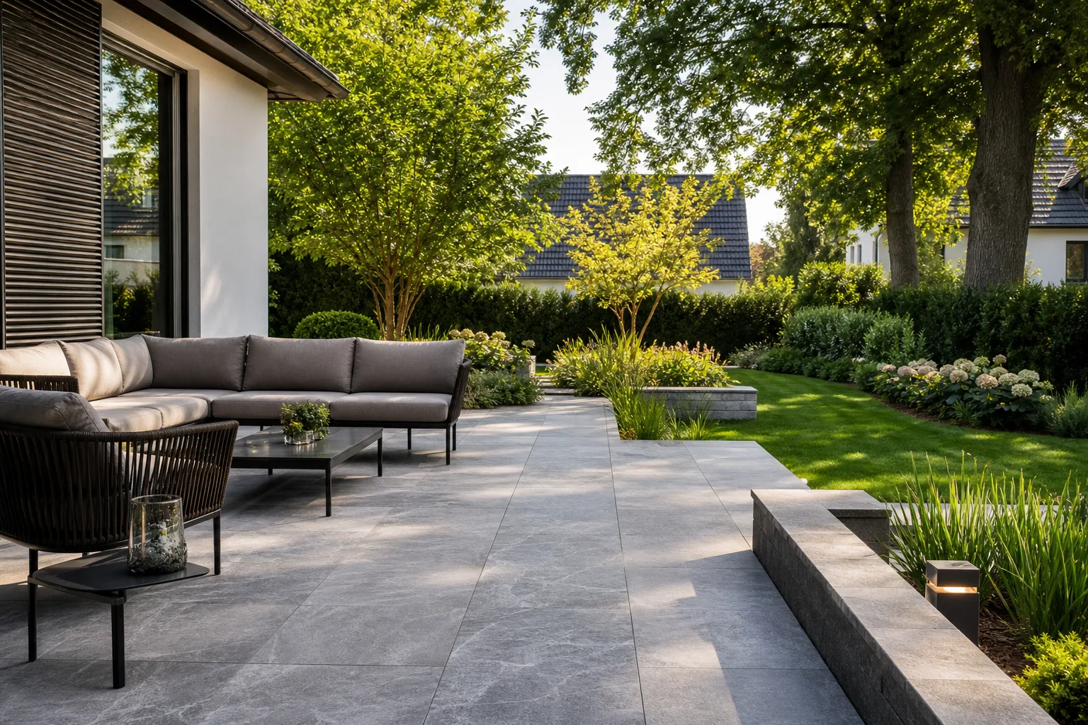 Terrasse mit Natursteinplatten